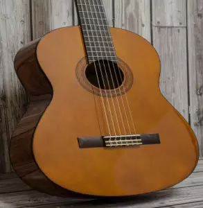 ویژگی های گیتار یاماها C40